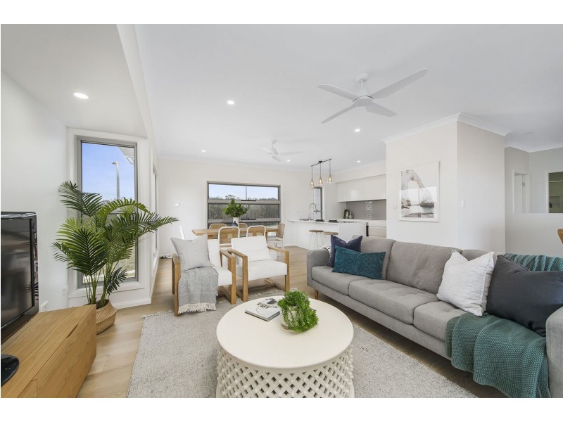 1 Sandy Shores, Lake Cathie NSW 2445