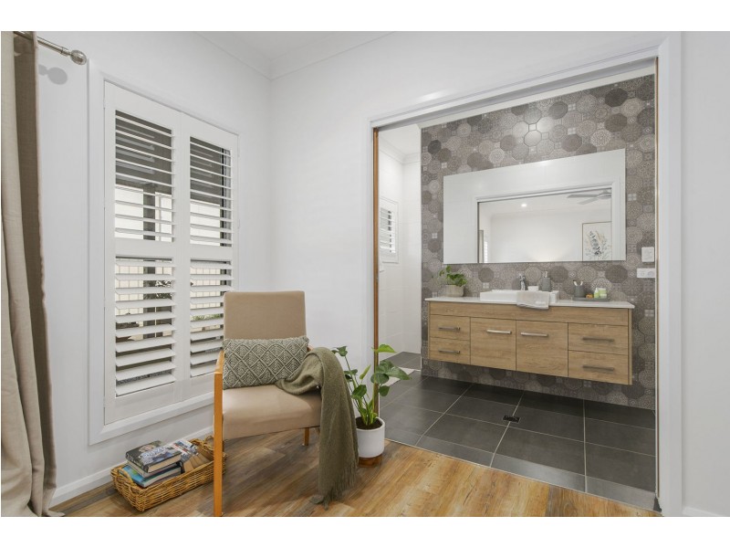 242 John Oxley Drive, Thrumster NSW 2444