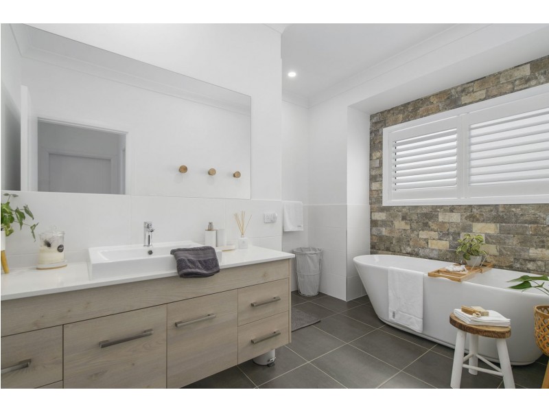 242 John Oxley Drive, Thrumster NSW 2444