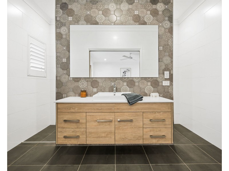 242 John Oxley Drive, Thrumster NSW 2444