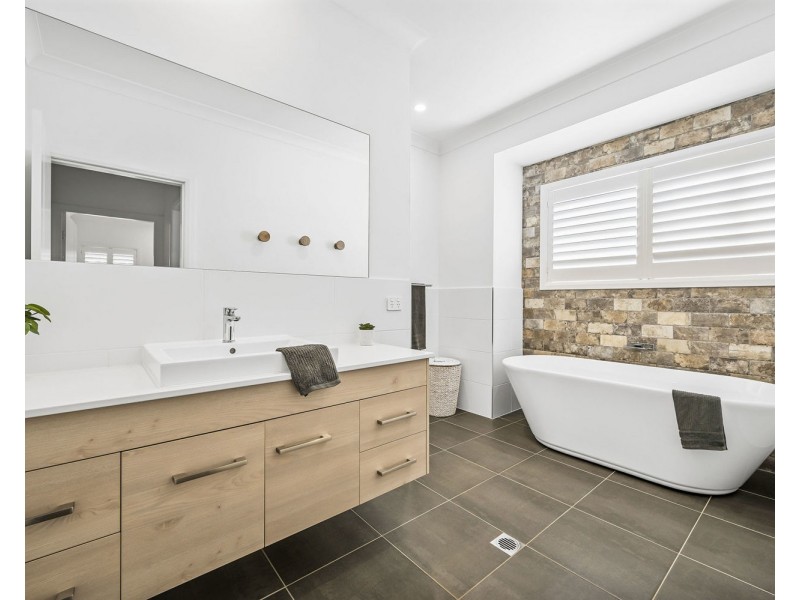 242 John Oxley Drive, Thrumster NSW 2444