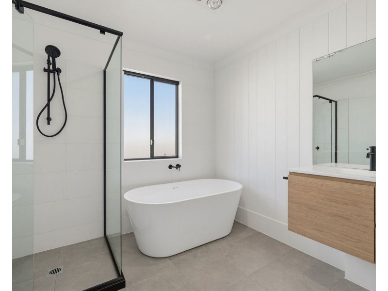 2 Pepperberry Parade, Thrumster NSW 2444