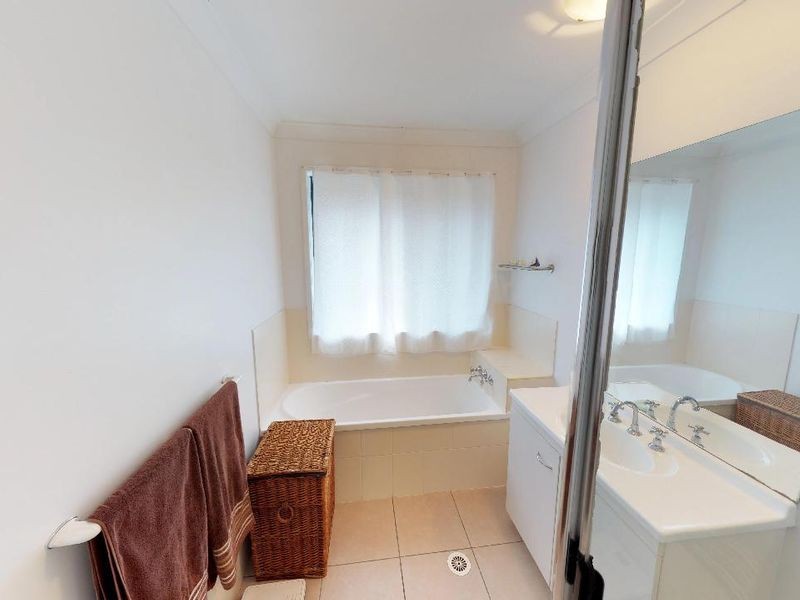 3 Lewis Court, Lockyer Waters QLD 4311