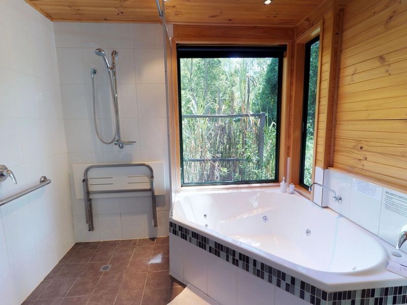 84 Palmtree Road, Ravensbourne QLD 4352