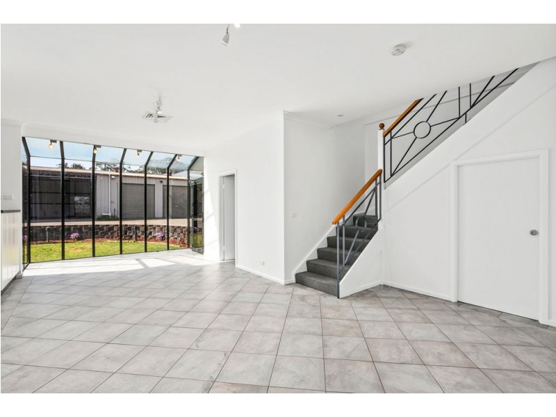 312 Northcliffe Drive, Lake Heights NSW 2502