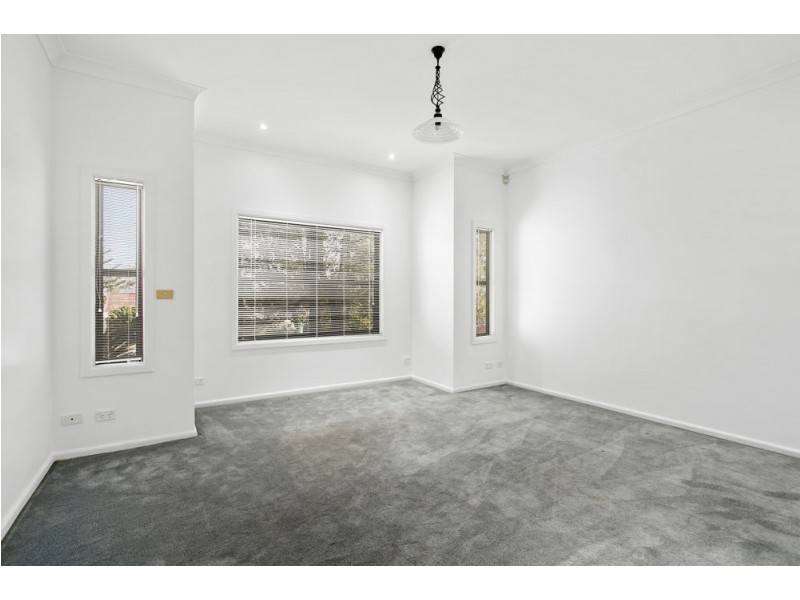 312 Northcliffe Drive, Lake Heights NSW 2502
