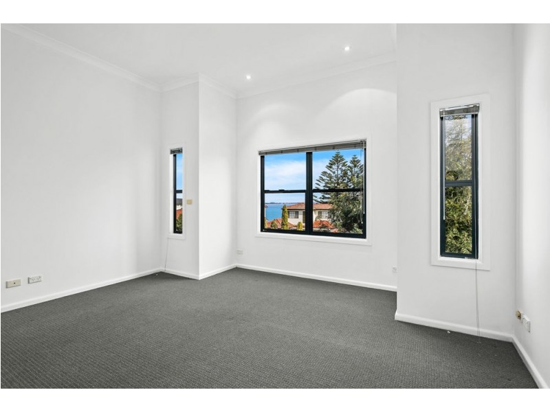 312 Northcliffe Drive, Lake Heights NSW 2502