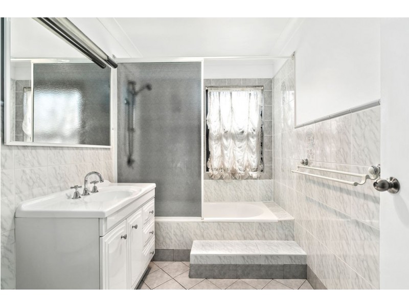 312 Northcliffe Drive, Lake Heights NSW 2502