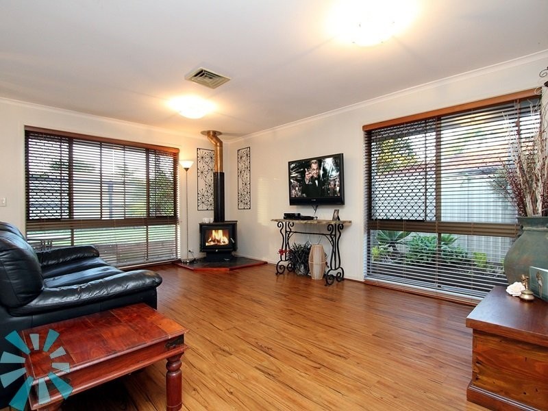 98 Parkroyal Cres, Regents Park QLD 4118