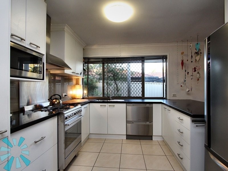 98 Parkroyal Cres, Regents Park QLD 4118