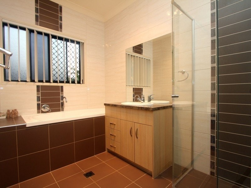 15 Denver Grove, Regents Park QLD 4118
