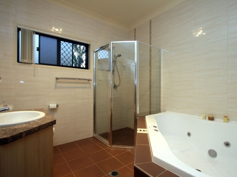 15 Denver Grove, Regents Park QLD 4118