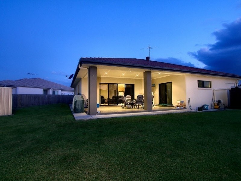 15 Denver Grove, Regents Park QLD 4118