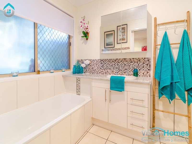 8 Danvers Court, Hillcrest QLD 4118