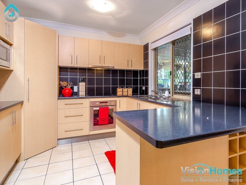8 Danvers Court, Hillcrest QLD 4118