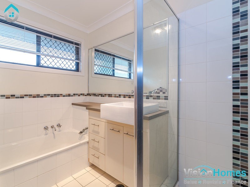 69 Parkroyal Cres, Regents Park QLD 4118