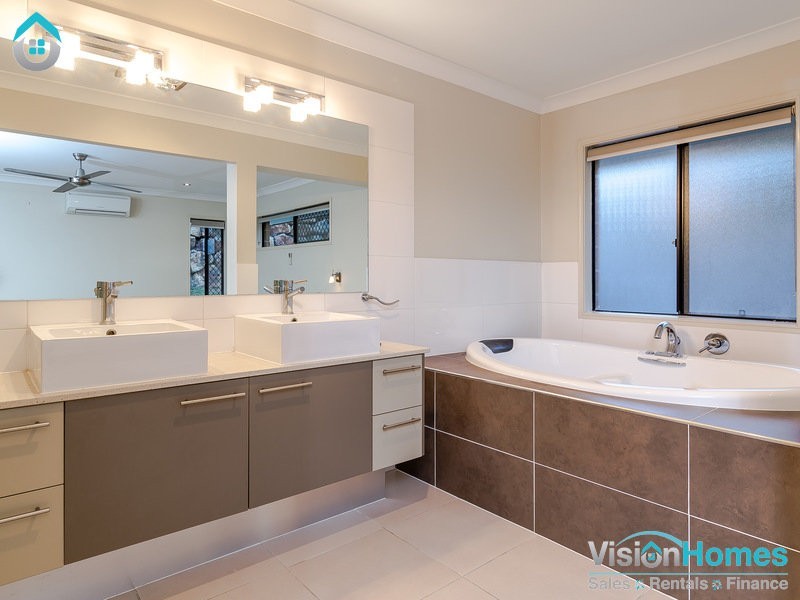 8 MOUNTAIN VIEW CRESCENT, Mount Warren Park QLD 4207