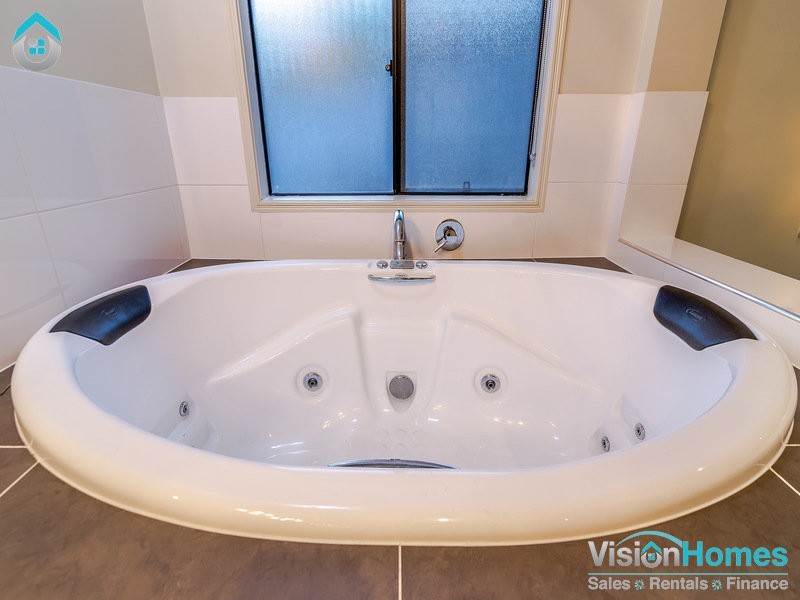 8 MOUNTAIN VIEW CRESCENT, Mount Warren Park QLD 4207