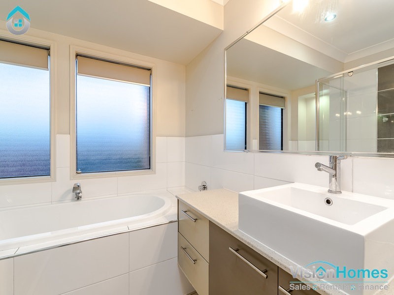 8 MOUNTAIN VIEW CRESCENT, Mount Warren Park QLD 4207