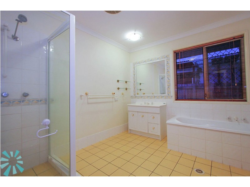 4 Barron Court, Hillcrest QLD 4118