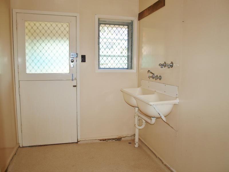 1 POOLE STREET, Leichhardt QLD 4305