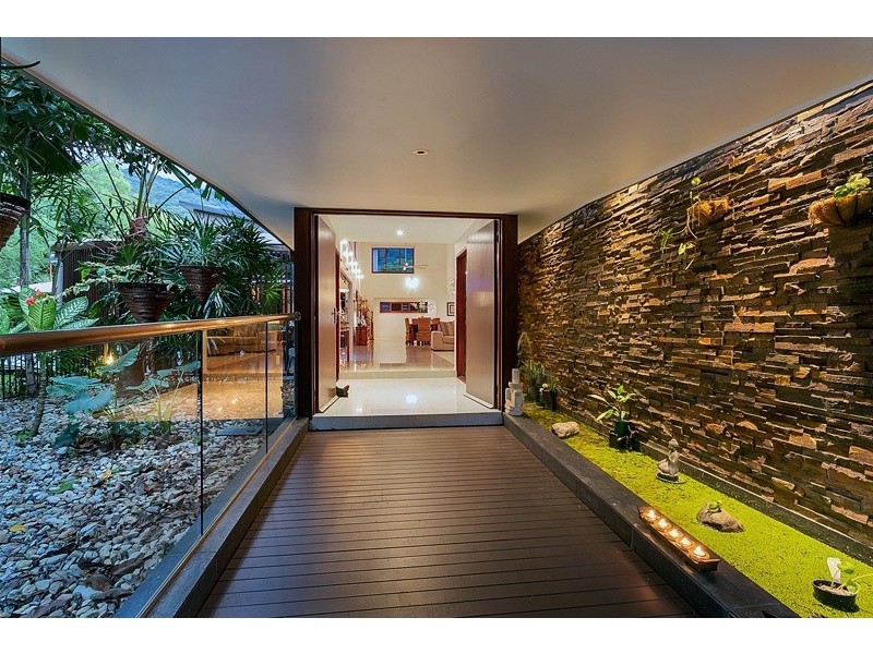 8 LILLIAN RD, Palm Cove QLD 4879