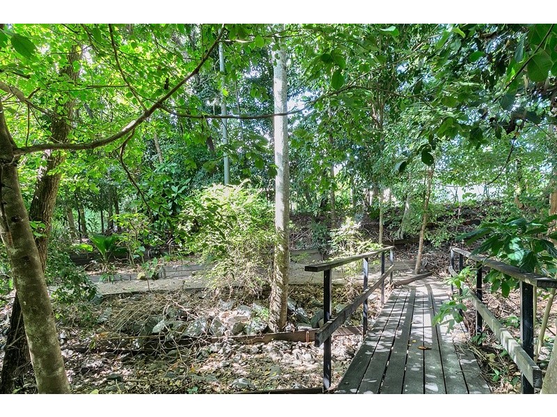 8 LILLIAN RD, Palm Cove QLD 4879