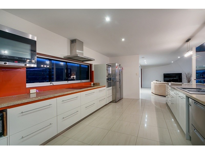 8 LILLIAN RD, Palm Cove QLD 4879