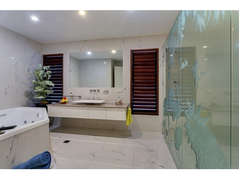 8 LILLIAN RD, Palm Cove QLD 4879