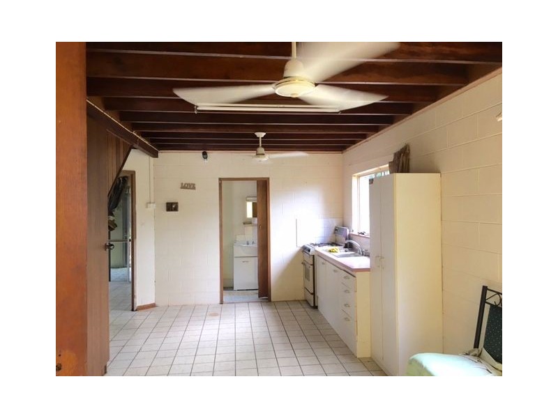 25 Walnut St., Holloways Beach QLD 4878