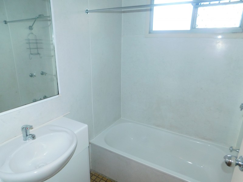20 Long Street, Mooroobool QLD 4870