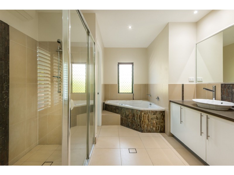 6 Palmetto Street, Palm Cove QLD 4879