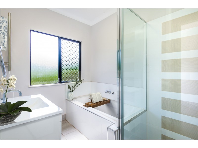 25 Willoughby Close, Redlynch QLD 4870