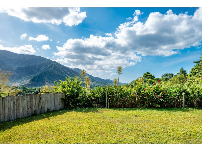 25 Willoughby Close, Redlynch QLD 4870
