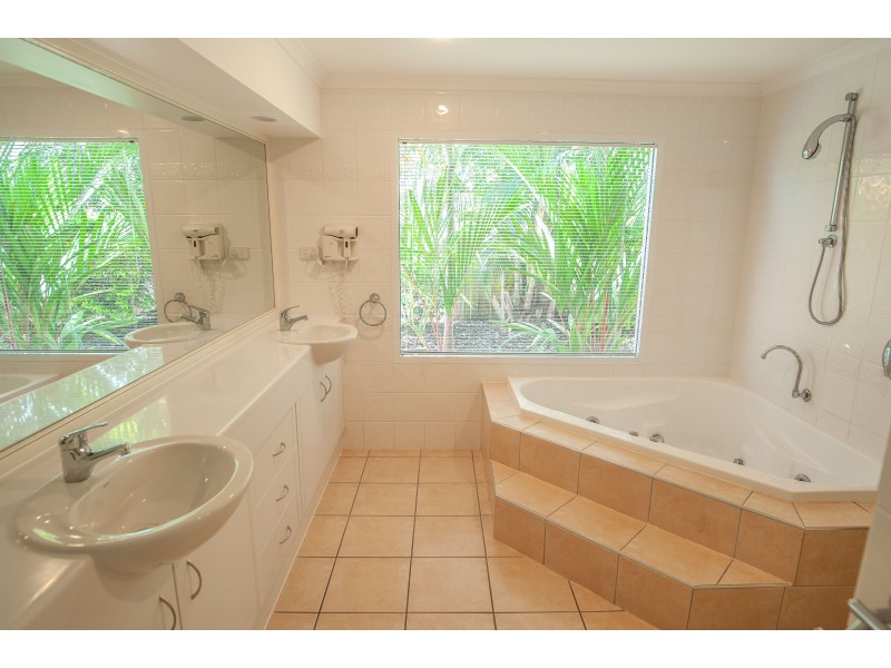 10 Whitehaven Ct, Clifton Beach QLD 4879