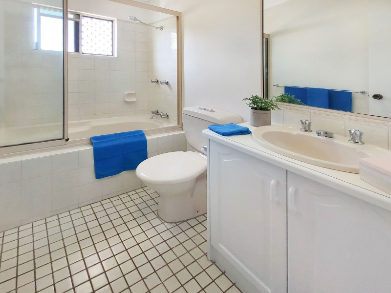 2/11 Moody Street, Manunda QLD 4870