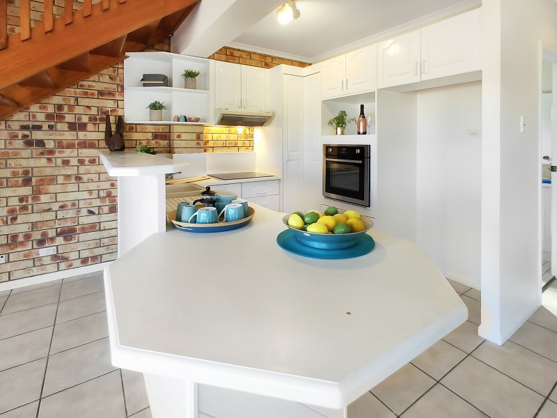 2/11 Moody Street, Manunda QLD 4870