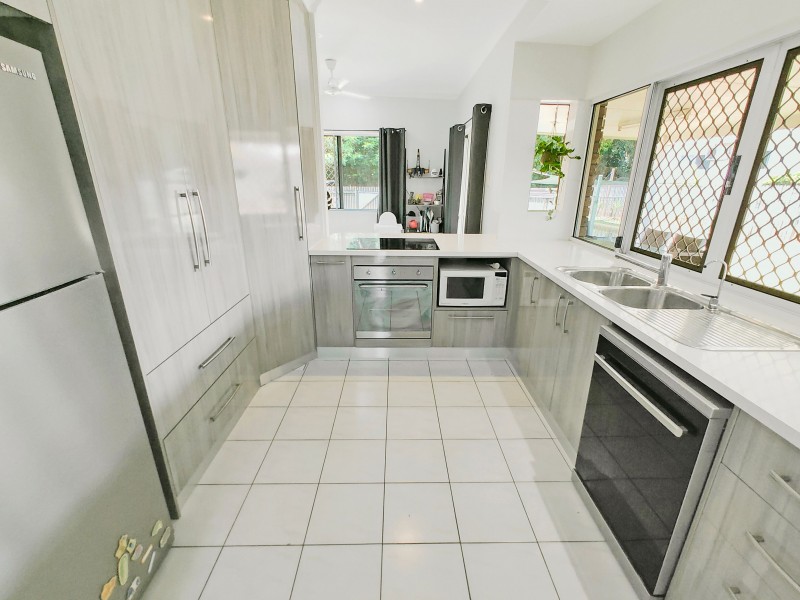 9 Krakatoa Court, Smithfield QLD 4878