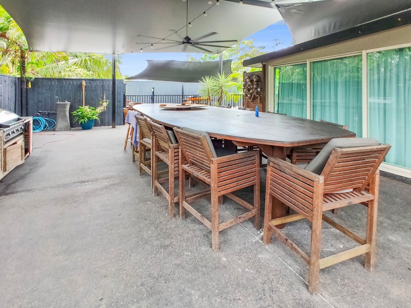 2 Hickory Street, Holloways Beach QLD 4878