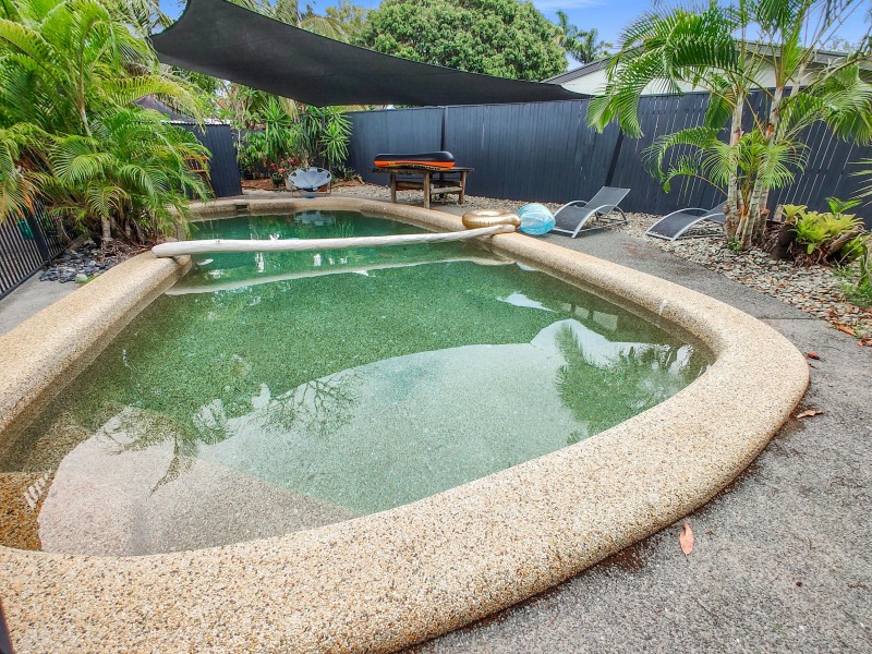 2 Hickory Street, Holloways Beach QLD 4878