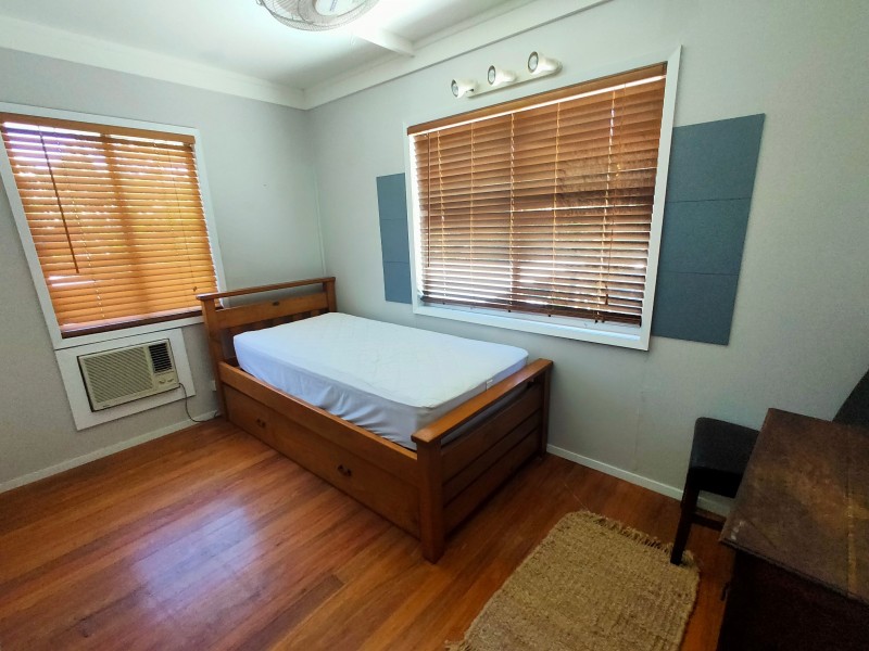 2 Hickory Street, Holloways Beach QLD 4878