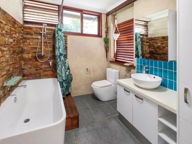 2 Hickory Street, Holloways Beach QLD 4878
