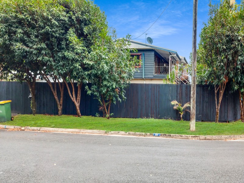 2 Hickory Street, Holloways Beach QLD 4878