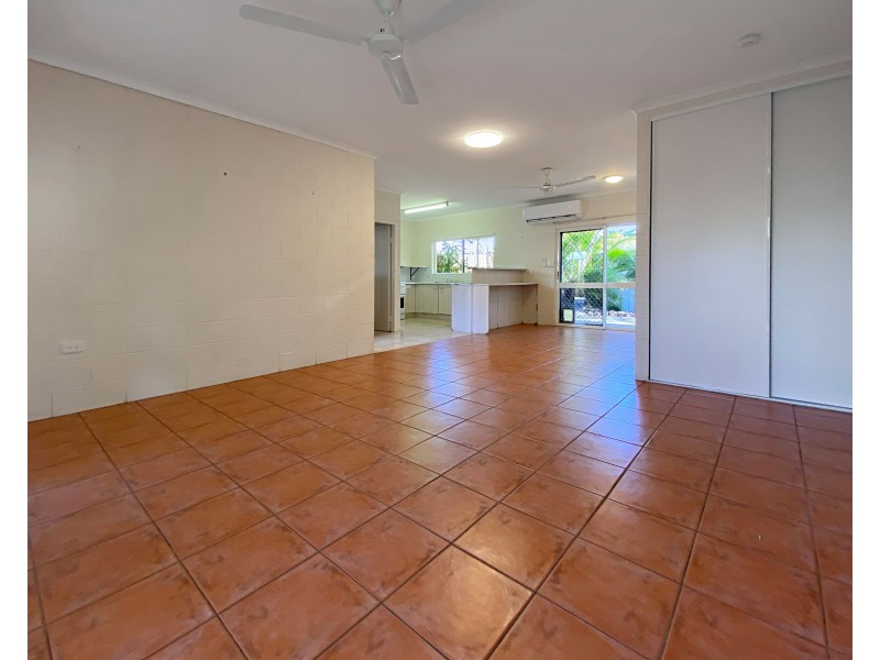 2/76 Baronia Crescent, Holloways Beach QLD 4878