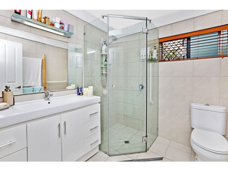 29 Maple Street, Holloways Beach QLD 4878