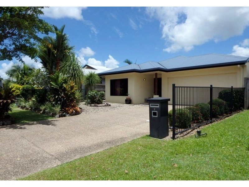 7 Roderick Street, Bentley Park QLD 4869