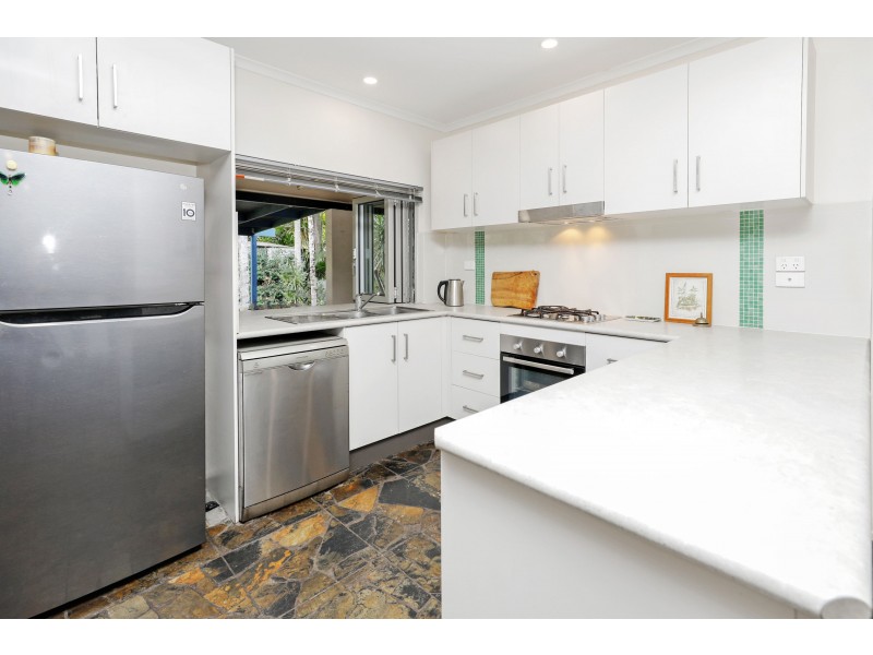 2 Wallum Close, Holloways Beach QLD 4878