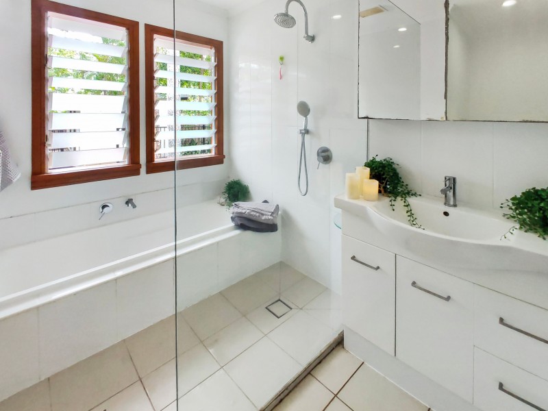 37 Clifton Road, Clifton Beach QLD 4879