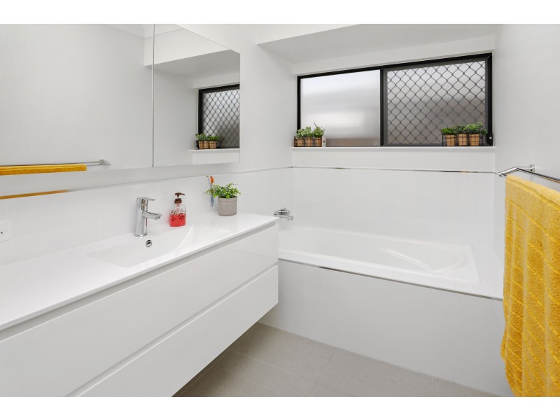 24 Barratta Circle, Smithfield QLD 4878