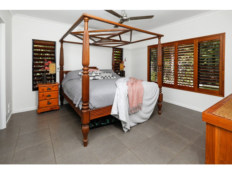 4 Savaii Close, Palm Cove QLD 4879